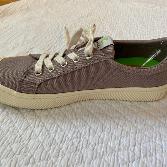 Cariuma canvas shoes - Picture 3 of 3